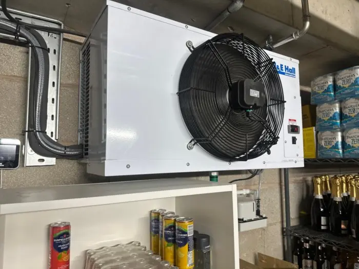 Evaporator unit fitted in a cellar store room