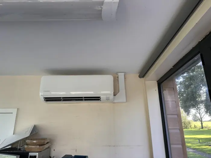 Wall mounted indoor air conditioning unit